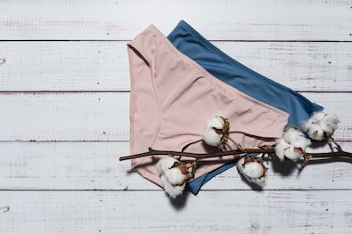 Usar ropa interior de algodón puede aliviar los síntomas del liquen vulvar.